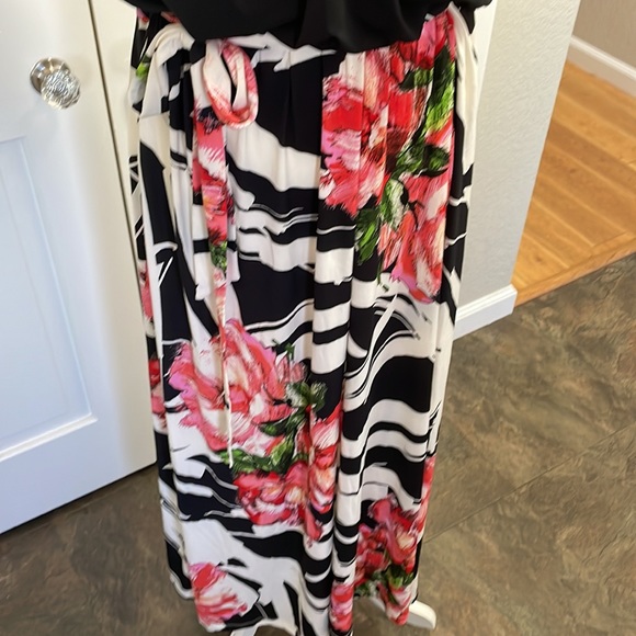 Isabel Hayley | NWT Floral Maxi Dress - Picture 3 of 7